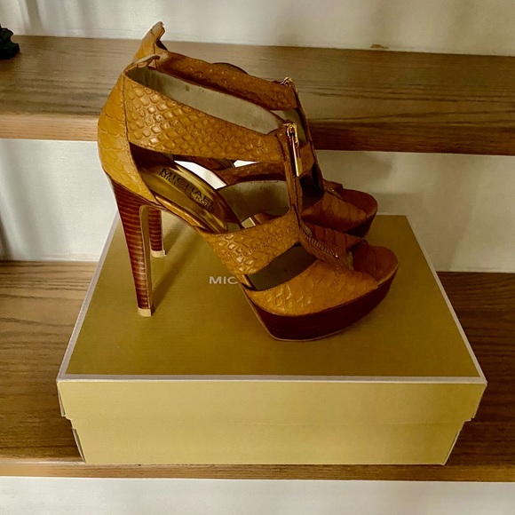 Michael Kors tan coloured heels in size 7 - Picture 3 of 4